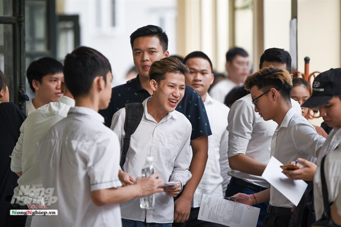 Các thí sinh tỏ ra khá thoải mái về tâm lý trước khi bắt đầu bài thi môn ngữ Văn. (Ảnh: Tùng Đinh/ Nông thôn)