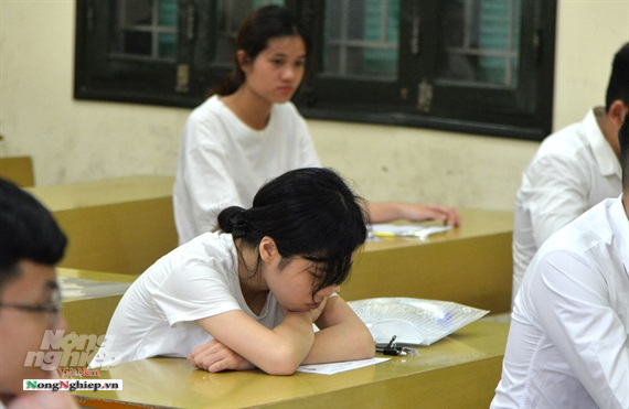 Vẫn có những thí sinh lo lắng, mệt mỏi trước môn thi đầu tiên. (Ảnh: Tùng Đinh/ Nông thôn)