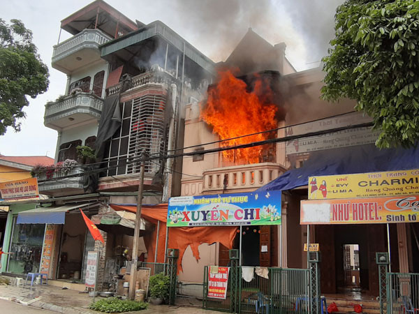 Lao Cai: Truong mam non chay lon, dan hoang loan