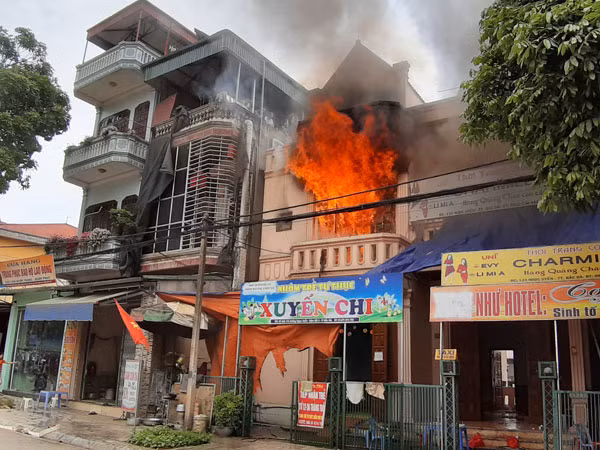 Lao Cai: Truong mam non chay lon, dan hoang loan