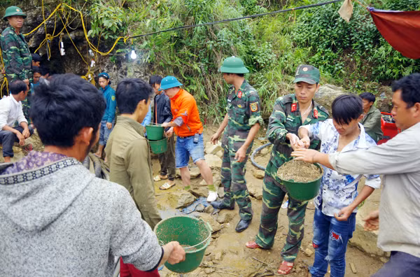Tuy nhiên, việc xúc đất, cát ra khỏi hang gặp rất nhiều khó khăn vì nước ngầm trong hang liên tục ùn ứ ra. Do đó, phải huy động 12 chiếc máy bơm để tập trung để bơm, sau mỗi tiếng bơm hút nước lại bố trí nhân lực vào tranh thủ xúc đưa đất cát ra ngoài