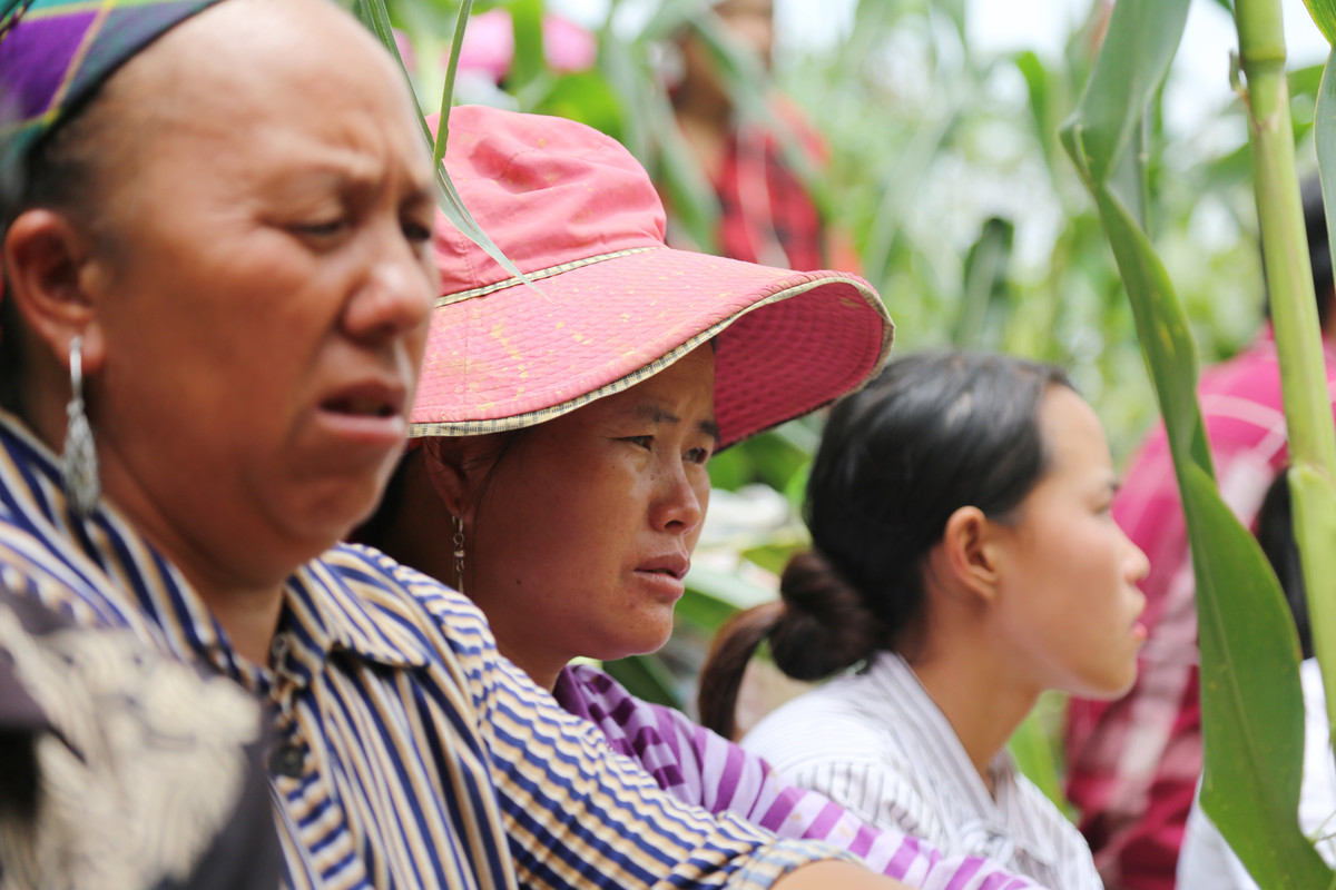 Người thân nạn nhân đang mong chờ điều kỳ diệu có thể xảy ra