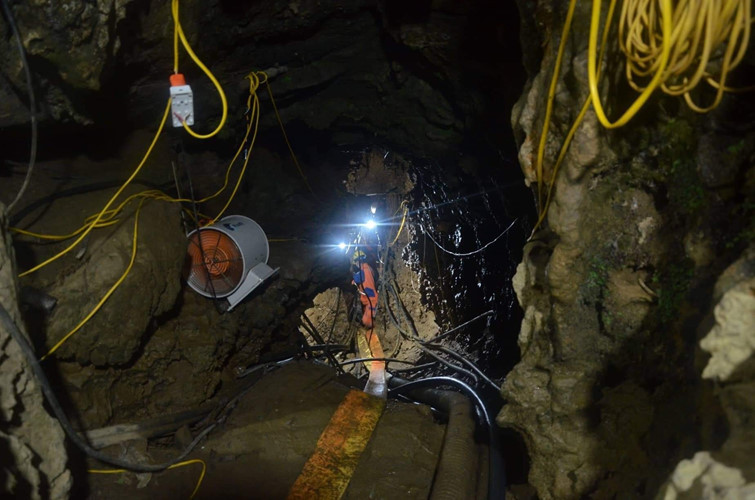 Lực lượng cứu hộ đã làm việc thâu đêm để đẩy nhanh tiến độ giải cứu nạn nhân.