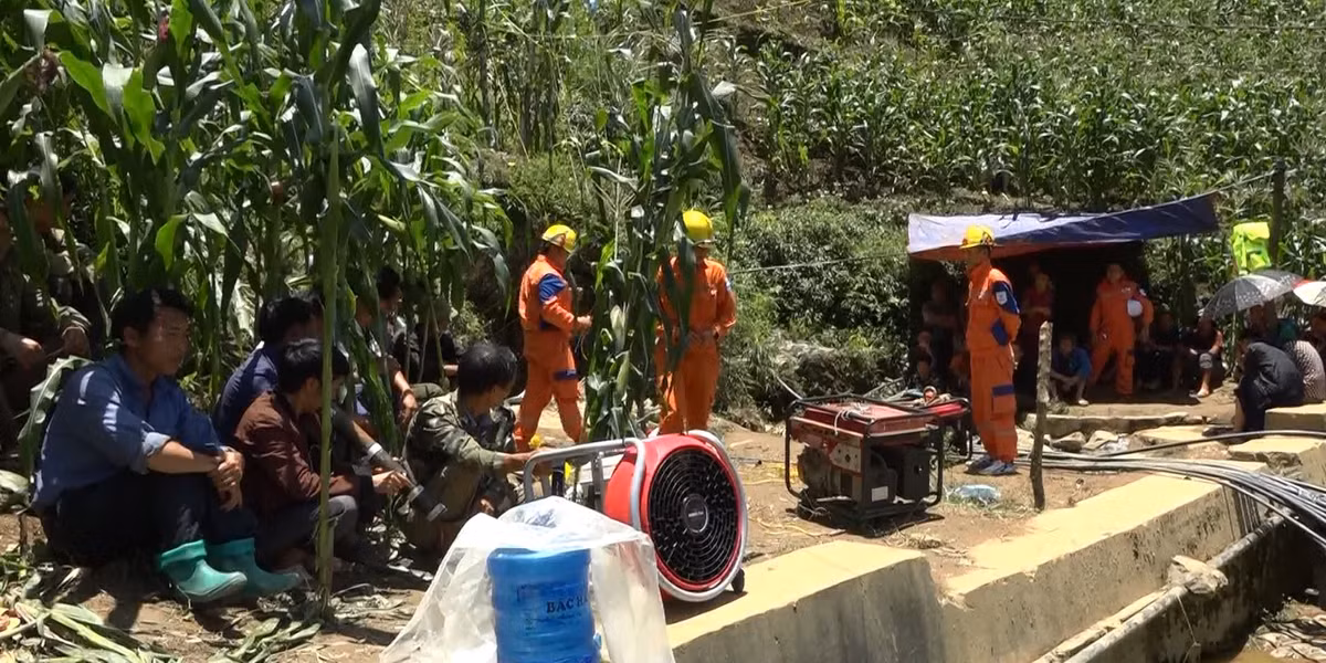 Tính đến chiều ngày 6/6, sau nhiều cố gắng, các lực lượng mới hút được khoảng 7m nước tính từ cửa hang, xuống sâu gần 2m dưới mặt đất.