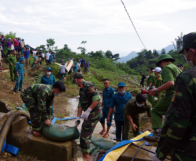 Do lượng nước quá nhiều, dẫn đến 8 máy bơm bị hỏng do quá tải và chỉ còn 5 máy bơm tiếp tục được vận hành. 