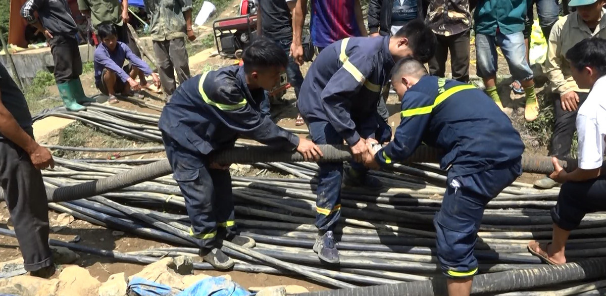 Ông Viên Đình Hiệp, Trưởng phòng Nông nghiệp huyện Si Ma Cai, tỉnh Lào Cai cho biết: “nước trong lối dẫn vào hang đã được hút cạn, chỉ còn khoảng 1-2m sẽ tới lối thắt eo. Các lực lượng đang tập trung xúc hót đất cát chuyển ra khỏi hang.