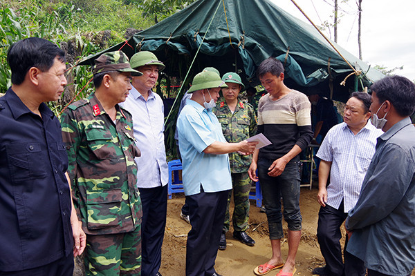 Lãnh đạo tỉnh Lào Cai trao tiền hỗ trợ cho gia đình nạn nhân Giàng Seo Lử bị mắc kẹt tử vong trong hang.