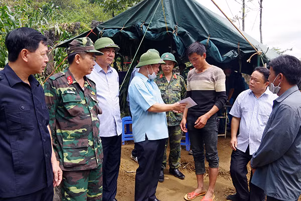 Lãnh đạo tỉnh Lào Cai trao tiền hỗ trợ cho gia đình nạn nhân Giàng Seo Lử bị mắc kẹt tử vong trong hang.
