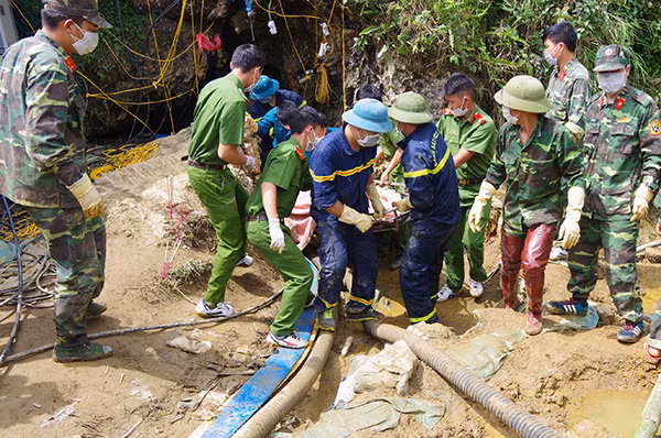 Để tiếp cận được nạn nhân, suốt đêm 8/6, các lực lượng đã hút cạn nước trong hang, xúc hót khối lượng lớn đất cát ra ngoài, vượt qua lối thắt eo vào trong khoang động vị trí nạn nhân mắc kẹt.