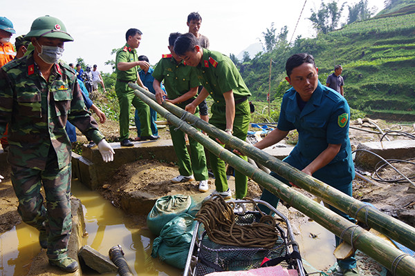 Như vậy, sau 10 ngày mắc kẹt, nạn nhân Giàng Seo Lử đã được lực lượng cứu hộ tìm thấy. Trong quá trình cứu hộ, do ảnh hưởng của thời tiết, địa hình, nên tiến độ thực hiện gặp rất nhiều khó khăn. Trong khoảng thời gian từ 4/6 đến 8/6, những trận mưa lớn liên tục xuất hiện, khiến công sức của các lực lượng cứu hộ nhiều lần quay về con số 0; tổng cộng có 1 máy phát điện, 8 máy bơm, 1 máy khoan tay bị hỏng khi thực hiện cứu hộ; tổng nhân lực tham gia cứu hộ là trên 120 người.