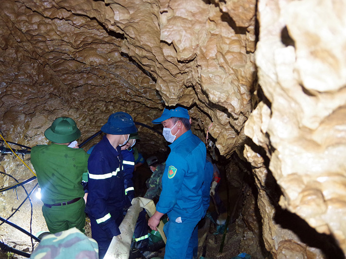 Theo người dân ở thôn Sảng Mản Thẩn, hang Vàng có chiều dài khoảng 40m, có hướng đi xuống, hang hẹp và ngóc ngách nên việc di chuyển vào bên trong rất khó khăn. Do hang hẹp, chỉ vừa một người lách khéo mới qua, có lẽ dây là điểm ông Giàng Seo Lử bị kẹt trong hang lại sau khi nước lũ đổ về.