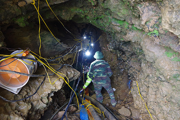 Theo Đại tá Bùi Hồng Tuấn, quá trình giải cứu nạn nhân ở Si Ma Cai, ông Giàng Seo Lử, đang gặp rất nhiều khó khăn, thậm chí còn phức tạp hơn giải cứu đội bóng nhí của Thái Lan hồi tháng 6/2018 bởi hang mà đội bóng Thái Lan mắc kẹt là hang đi ngang, còn hang này có độ dốc, đi sâu xuống đất, vì thế mà lượng nước và đất đá dễ bị trôi xuống, bên cạnh đó còn phụ thuộc các yếu tố như ô xy, thời tiết, cộng thêm phải vượt qua lối thắt hẹp bình thường một người muốn vào chỉ có cách troài lách người qua...