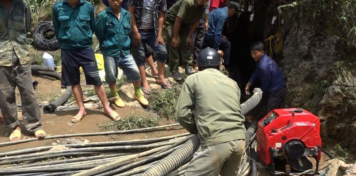 Lực lượng cứu hộ đã sử dụng 3 máy bơm công suất lớn để hút nước từ trong hang ra ngoài, sau khi hút nước, đất cát ở cửa hang, sẽ tiến hành phá đá, mở rộng cửa hang và đi sâu vào phía trong tìm kiếm nạn nhân.