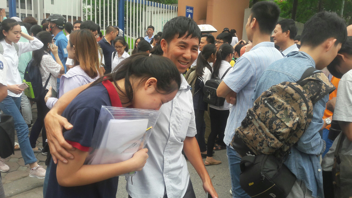 Buoi dau thi vao lop 10: Thi sinh ho hoi, day tu tin-Hinh-2