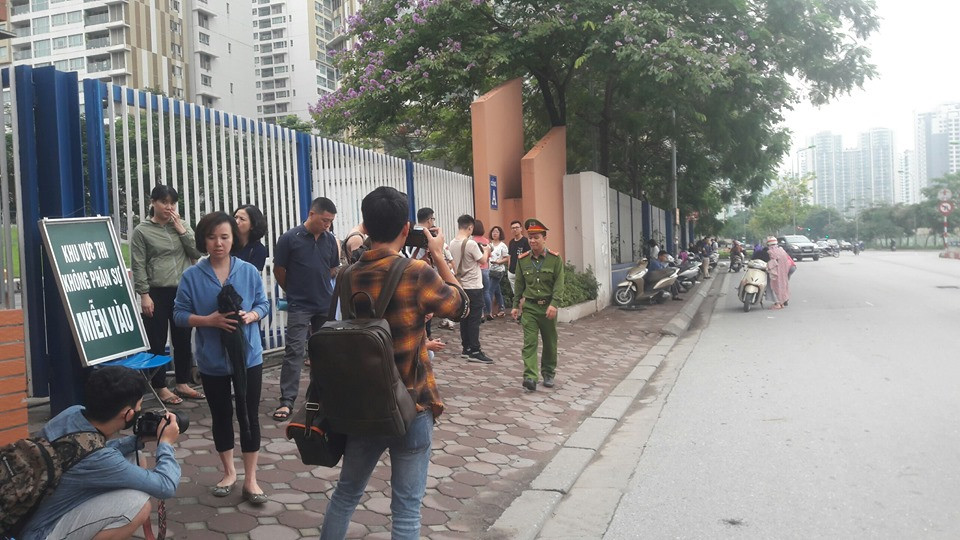 Để phục vụ kỳ thi này, ngành giáo dục thành phố Hà Nội đã huy động gần 11.000 cán bộ, giáo viên, nhân viên làm việc tại tại 169 điểm thi trên địa bàn.