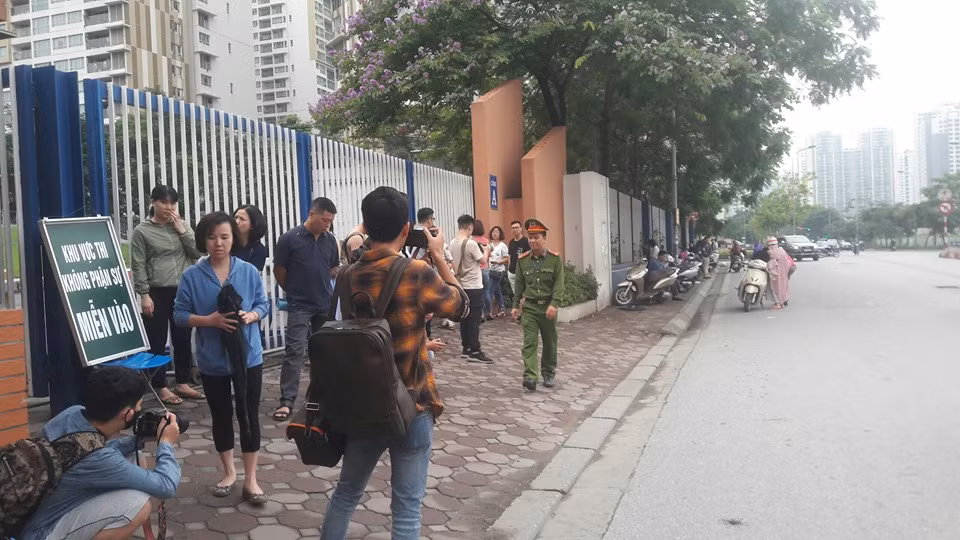 Để phục vụ kỳ thi này, ngành giáo dục thành phố Hà Nội đã huy động gần 11.000 cán bộ, giáo viên, nhân viên làm việc tại tại 169 điểm thi trên địa bàn.