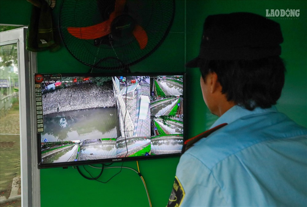 Ông Trương Văn Việt (Nhân viên bảo an) cho biết: "Tại đây có lắp camera giám sát 24/24 và nhân viên bảo vệ túc trực đường điện, bảo vệ 4 chiếc máy...".