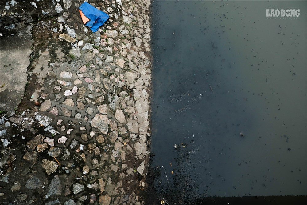 Cách đoạn thí điểm không xa, nước đoạn sông Tô Lịch không được đặt máy có màu đen và nổi váng, bốc mùi thối.