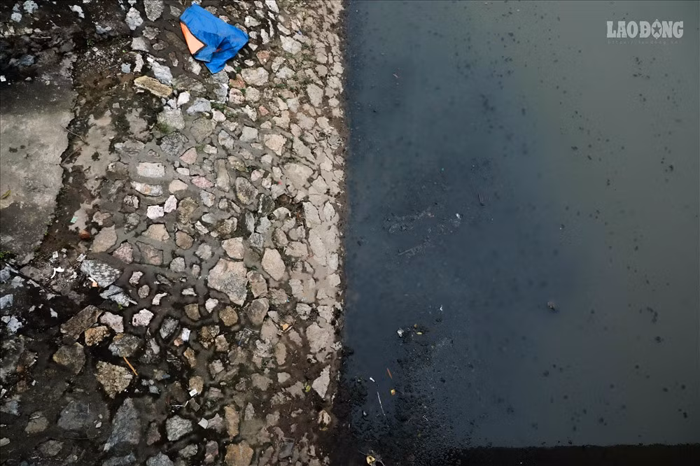 Cách đoạn thí điểm không xa, nước đoạn sông Tô Lịch không được đặt máy có màu đen và nổi váng, bốc mùi thối.