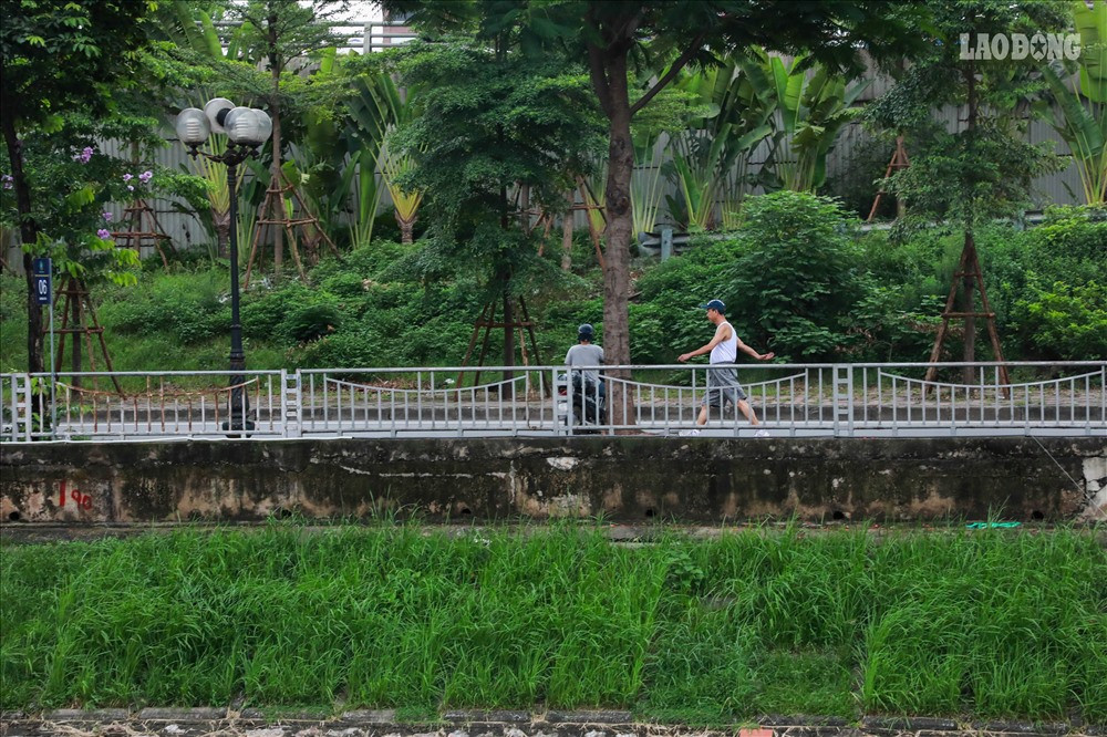 Từ ngày có 4 chiếc máy công nghệ Nano Bioreactor, người dân thích thú đi dạo, tập thể dục tại đây hơn.
