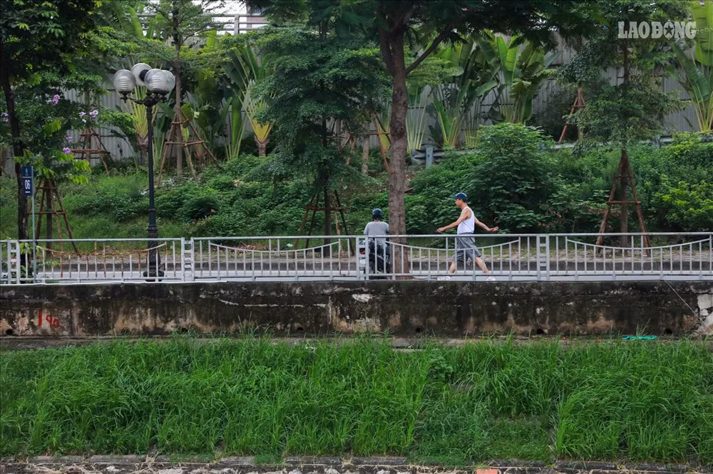 Từ ngày có 4 chiếc máy công nghệ Nano Bioreactor, người dân thích thú đi dạo, tập thể dục tại đây hơn.