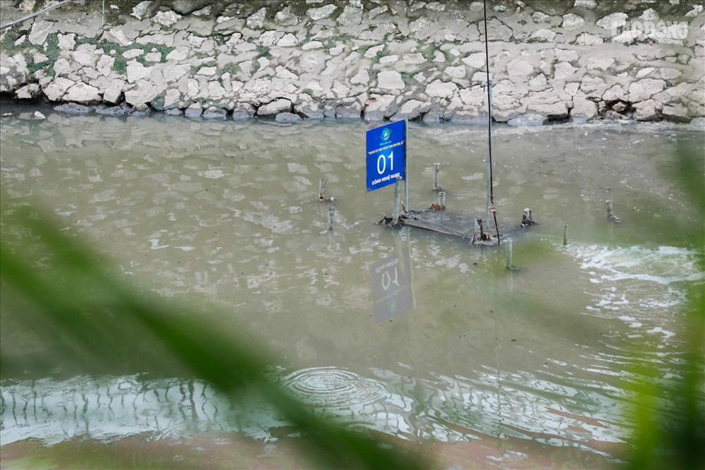 Khu vực lắp đặt thí điểm máy Nano trên sông Tô Lịch, màu nước dưới sông đã trong hơn, mùi hôi thối giảm nhiều, váng bẩn trên mặt nước cũng dần phân huỷ.