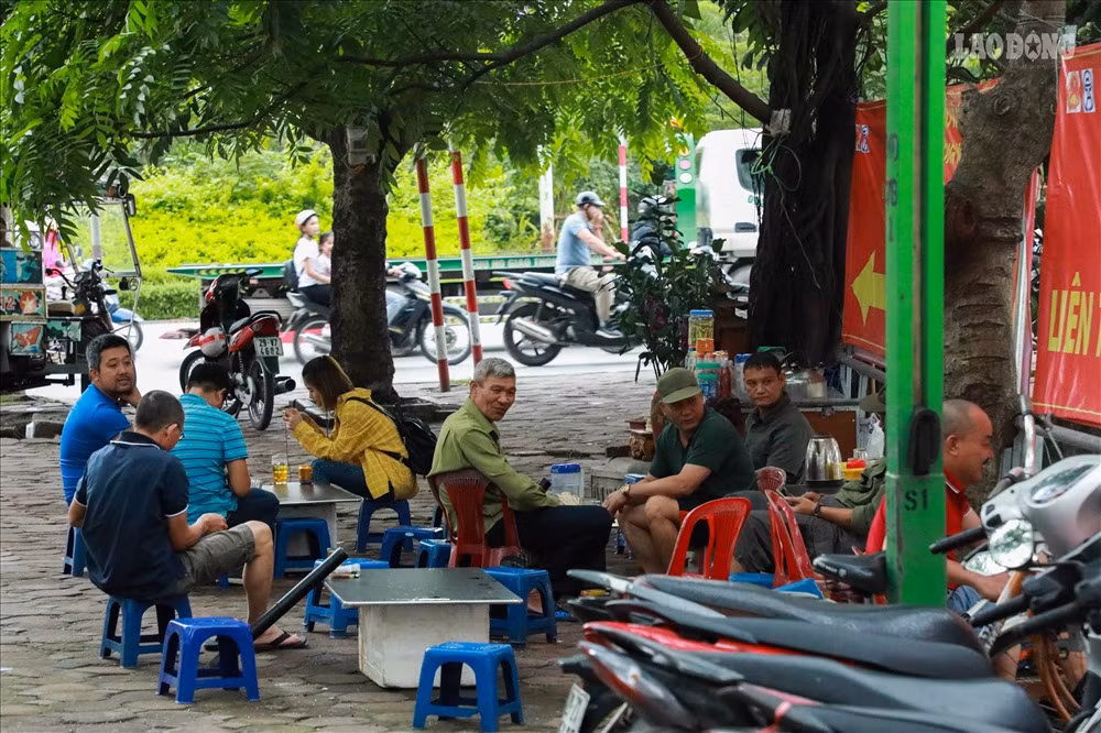 Quán trà đá vỉa hè đông khách hơn rất nhiều so với trước đây.