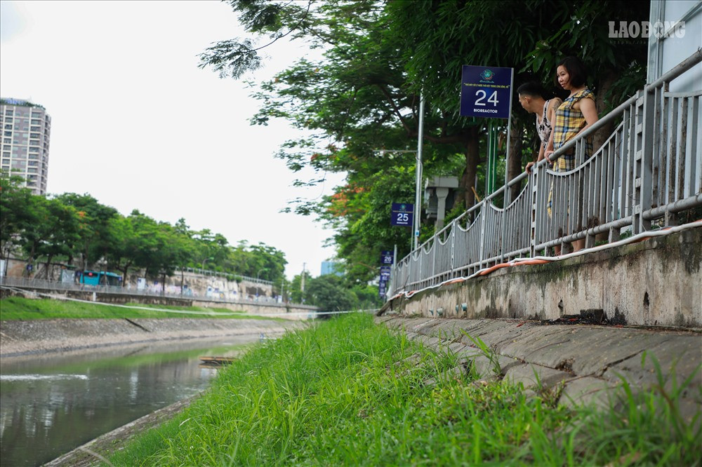 Nhiều người tò mò đến bên sông quan sát những chiếc máy lọc hoạt động.