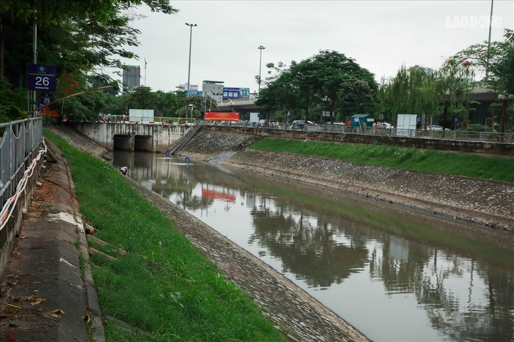 Sau khi Hà Nội thí điểm làm sạch sông Tô Lịch bằng công nghệ Nano - Bioreactor (Nhật Bản), ở một số đoạn lắp máy xử lý, nước sông đã dần chuyển từ màu đen kịt sang màu nâu.