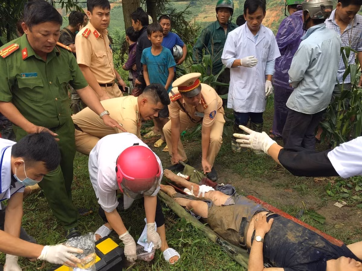 Sa Pa: Xe 7 cho lao xuong vuc sau 100m