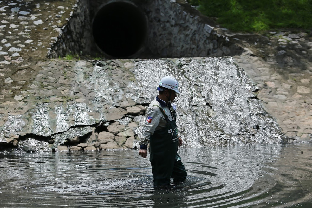 Tuy nhiên, đây chỉ là hoạt động kiểm tra mùi nước và bùn sau 20 ngày lắp đặt máy làm sạch nước tại sông Tô Lịch, Công ty Cổ phần Cải thiện Môi trường Nhật Việt (JVE). Ông Kubo Jun cho rằng khi trực tiếp bước đi trong lớp bùn tại khu vực đặt máy Nano - Bioreactor đã khác hoàn toàn trước khi đặt máy.