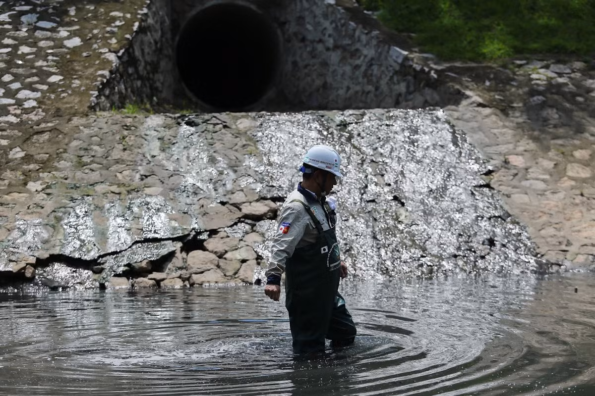 Tuy nhiên, đây chỉ là hoạt động kiểm tra mùi nước và bùn sau 20 ngày lắp đặt máy làm sạch nước tại sông Tô Lịch, Công ty Cổ phần Cải thiện Môi trường Nhật Việt (JVE). Ông Kubo Jun cho rằng khi trực tiếp bước đi trong lớp bùn tại khu vực đặt máy Nano - Bioreactor đã khác hoàn toàn trước khi đặt máy.