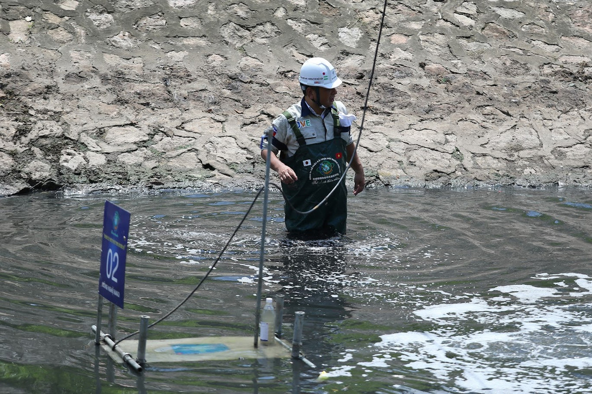 Trước đó, ngày 16/5 Công ty Cổ phần Cải thiện Môi trường Nhật Việt đã thí điểm dự án máy làm sạch nước bằng công nghệ Nano - Bioreactor Nhật Bản trên một đoạn sông Tô Lịch và một góc Hồ Tây.
