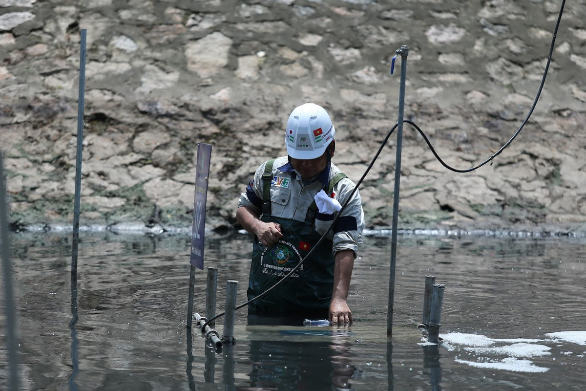 Mẫu nước thử được lấy ngay tại khu vực đặt máy để có thể cho kết quả tốt nhất.