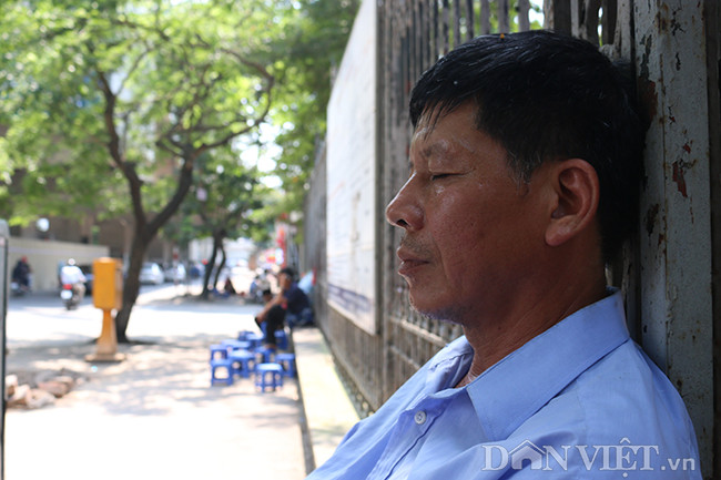 Tranh thủ ngồi chợp mắt trong bóng râm dưới cái nóng 40 độ.