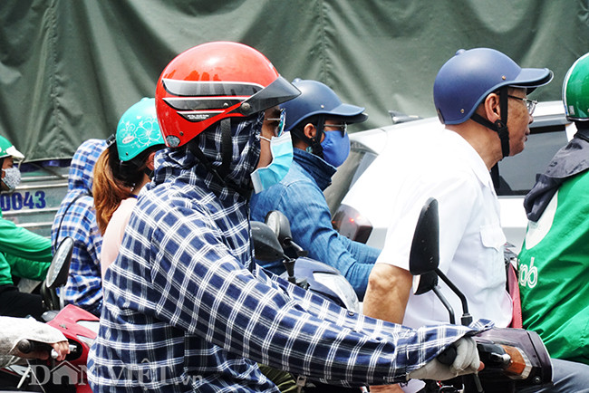 Không chỉ chị em mà anh em cũng nai nịt chu đáo các phương tiện che nắng.