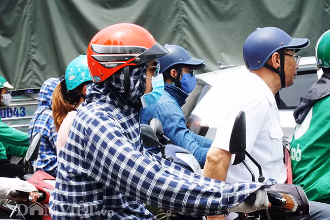 Không chỉ chị em mà anh em cũng nai nịt chu đáo các phương tiện che nắng.