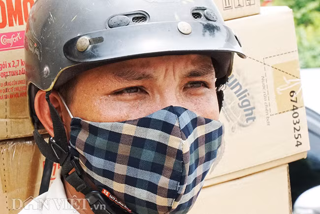 Nắng nóng cũng có tác động và gây tình trạng mất nước, kiệt sức, đột quỵ do sốc nhiệt đối với cơ thể người khi tiếp xúc lâu với nền nhiệt độ cao. Vì vậy, người dân được cảnh báo cần chủ động các biện pháp phòng ngừa nắng nóng, tránh gây ảnh hưởng đến sức khỏe.