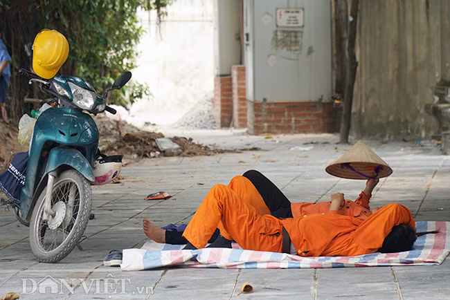Giữa cái nóng oi bức của buổi trưa, những bóng cây là lựa chọn tối ưu cho những người công nhân nghỉ trưa.