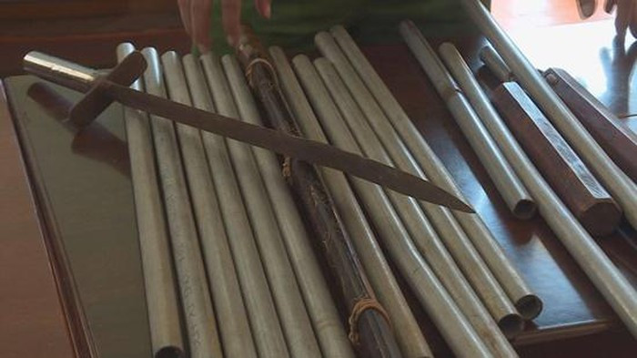 2 nhom hoc sinh mang dao kiem hon chien kinh hoang-Hinh-3