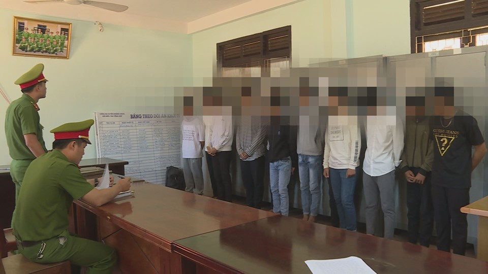 2 nhom hoc sinh mang dao kiem hon chien kinh hoang