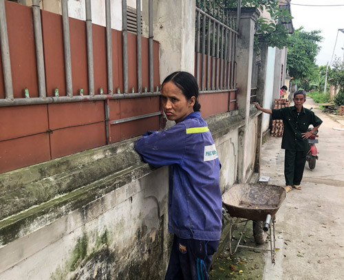 Bà Lê Thị Thúy (47 tuổi, thôn Cổ Thượng, xã Phương Đình, huyện Đan Phượng, Hà Nội) buồn bã khi phải ra ngoài để đoàn công tác tiêu hủy 2 con lợn nái của gia đình. Nhà bà Thúy là gia đình thuần nông, tài sản duy nhất chỉ trông vào mấy lứa lợn