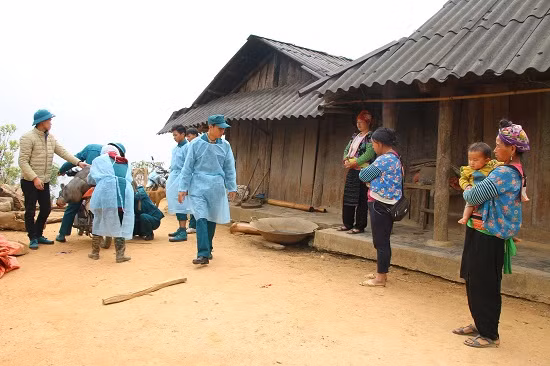 Người dân bản Huổi Ái (xã Mường É, huyện Thuận Châu) thất thần đứng nhìn đàn lợn bị dịch bệnh của mình đem đi tiêu hủy khi dịch tả lợn châu Phi được phát hiện ở Sơn La.