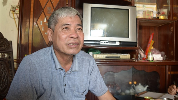 Đồng cảnh ngộ, ông Vũ Văn Mạnh (xã Hải Thanh, huyện Hải Hậu) chọn con lợn để phát triển kinh tế gia đình. Ông ứ nước mắt cho biết gia đình đang biến thành con nợ: “Dịch đã cướp trắng của gia đình nhà tôi 40 con lợn. Tổng trọng lượng trên 1,7 tấn. Thiệt hại hàng trăm triệu đồng. Tới đây, gia đình không biết lấy tiền ở đâu ra để trả nợ ngân hàng và đại lý cám?”.