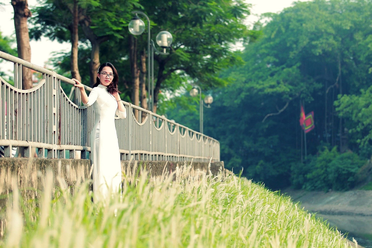 Thậm chí, một bạn trẻ cũng mải miết tạo dáng chụp ảnh bên sông Tô Lịch.