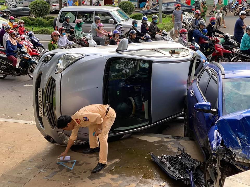 Ô tô 'điên' gây tai nạn liên hoàn, 6 người bị thương O to 'dien' gay tai nan lien hoan, 6 nguoi bi thuong