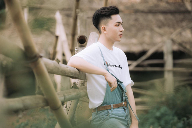 Hồ Anh Dũng là học sinh lớp 12 chuyên Lý của trường THPT chuyên Lào Cai (tỉnh Lào Cai). 10X gây ấn tượng bởi gương mặt thư sinh, điển trai cùng chiều cao “khủng” 1,88 m, chuẩn bị bước vào kỳ thi THPT quốc gia 2019.