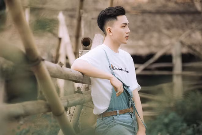 Hồ Anh Dũng là học sinh lớp 12 chuyên Lý của trường THPT chuyên Lào Cai (tỉnh Lào Cai). 10X gây ấn tượng bởi gương mặt thư sinh, điển trai cùng chiều cao “khủng” 1,88 m, chuẩn bị bước vào kỳ thi THPT quốc gia 2019.