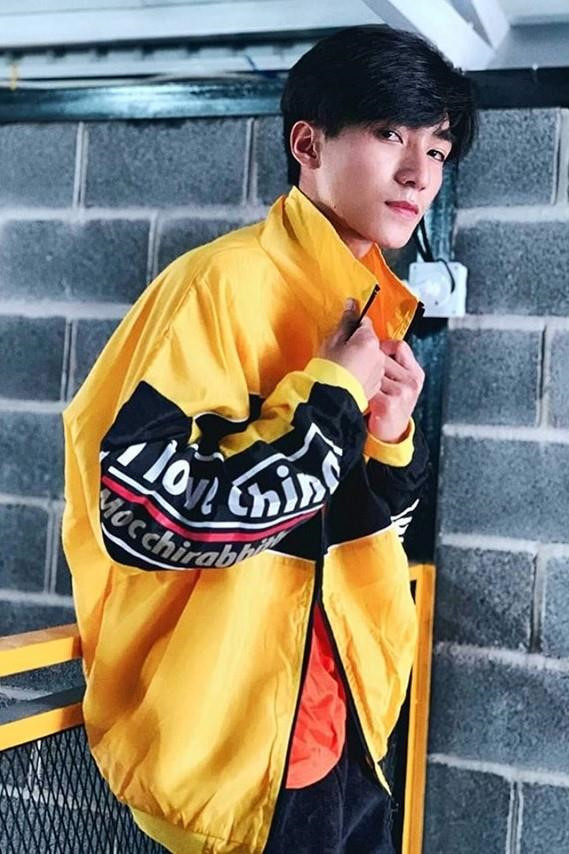 Chàng trai 18 tuổi nói trong kỳ thi THPT quốc gia sắp tới cậu sẽ thi vào ngành Ngôn ngữ Anh. Tú tự nhận không giỏi ngoại ngữ nhưng rất thích học. Bên cạnh đó, nam sinh thích nghe nhạc Âu Mỹ và đam mê bóng đá.