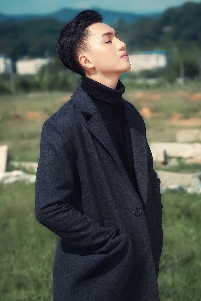 Chiều cao nổi bật giúp Dũng trở thành tay chơi bóng rổ cừ khôi ở trường cấp 3. Bên cạnh đó, 10X Lào Cai còn ấp ủ ước mơ trở thành diễn viên, người mẫu. Cậu đang nỗ lực ôn tập tốt để thi vào ĐH Sân khấu - Điện ảnh Hà Nội.